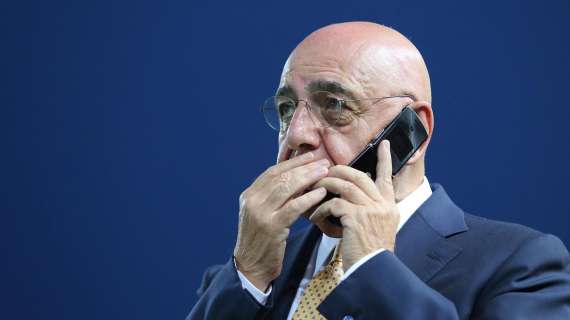 Milanello: in attesa del presidente, Galliani assiste all'allenamento 