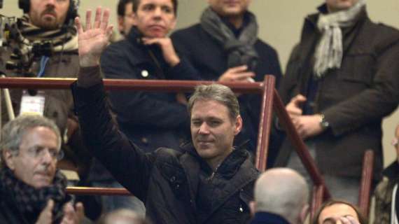 Milan, gli auguri a Van Basten citando Maradona: "Mai visto un giocatore più elegante"