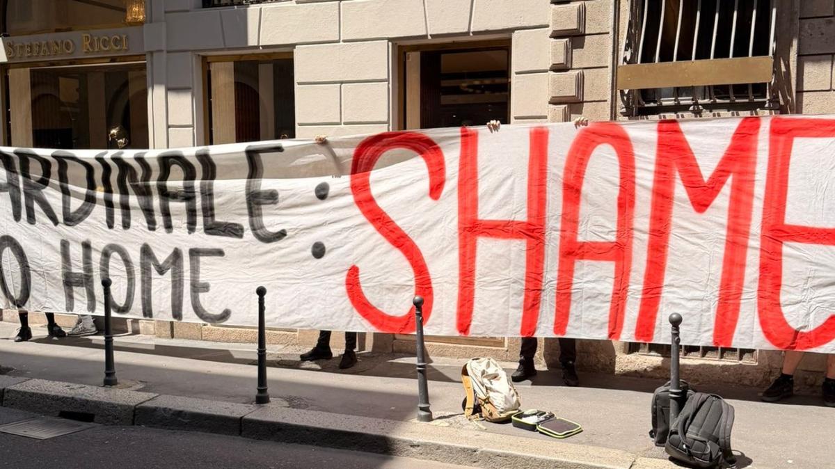 FOTO MN - Striscione della Curva Sud fuori dall'hotel: "Cardinale go home: SHAME!"