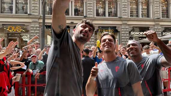 PHOTOGALLERY MN - Jashari, Estupinan e Terracciano al Milan Store: i migliori scatti con i tifosi