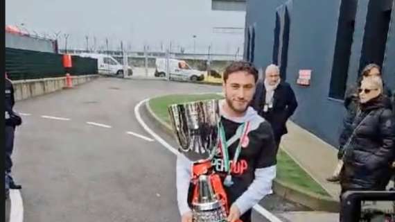 VIDEO MN - L'arrivo del Milan con la Supercoppa. Leao: "Cambiamento con Conceiçao". Calabria: "Spinta in più per fare bene"