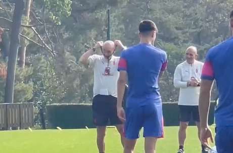 VIDEO MN – I calciatori del Milan applaudono Bartesaghi per il primo contratto da professionista
