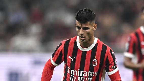 VIDEO MN - Milanello, Morata scende dalla sua auto e si ferma coi tifosi dopo l'allenamento