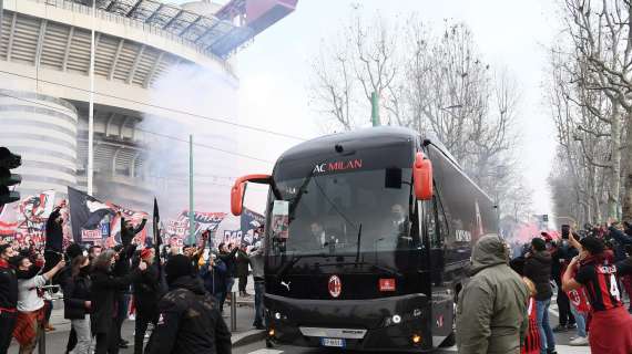 VIDEO MN - Verso Milan-Cagliari: la squadra rossonera è arrivata allo stadio