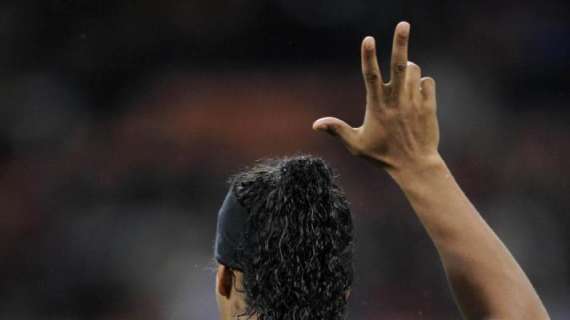 Milan, gli auguri per il compleanno di Ronaldinho