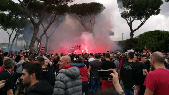 Juventus-Milan, le reazioni all'ingresso in campo dei rossoneri: "Sud" in visibilio, cori contro Bonucci dalla curva bianconera