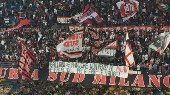 FOTO MN - Striscione della Curva Sud contro Galliani: “Vai a fare le valigie”
