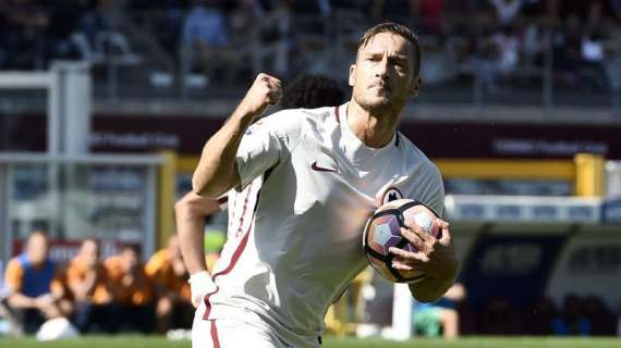 Twitter, il Milan celebra i quarant'anni di Totti