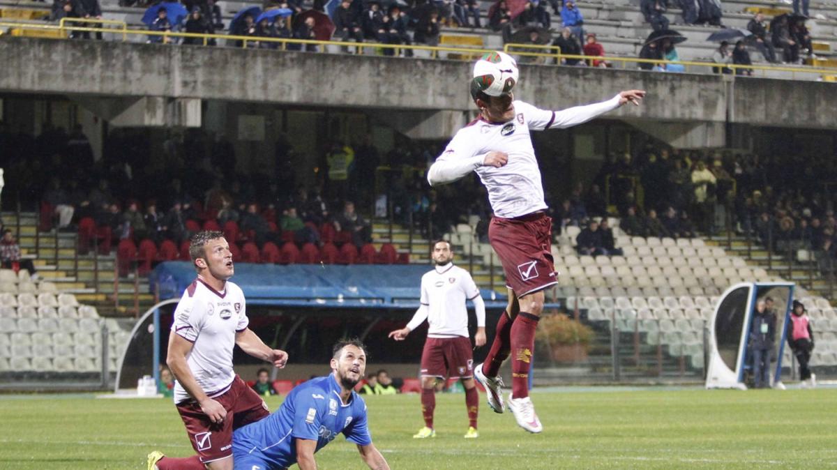 Attimi di ansia in Napoli-Qarabag: Medina respinge con il viso la palla e resta a terra