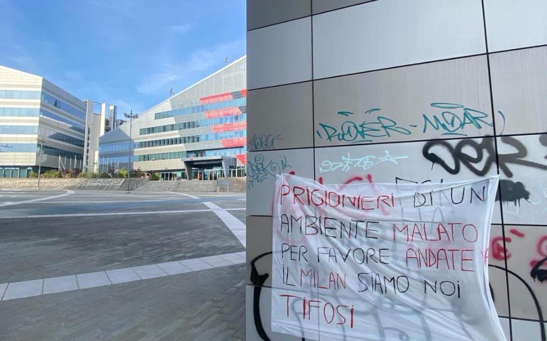 La protesta è già partita. Due striscioni fuori da Casa Milan: le foto