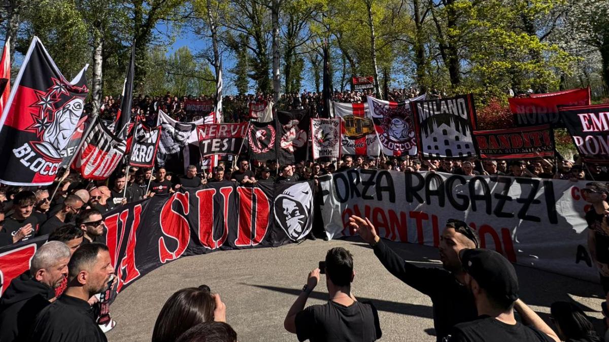 VIDEO MN - Curva Sud, partito il corteo verso il cancello di Milanello