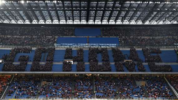 FOTO - A San Siro i tifosi formano la scritta 'Go home': è un messaggio alla proprietà