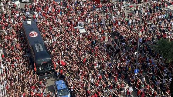 VIDEO MN - L'arrivo del pullman del Milan a San Siro