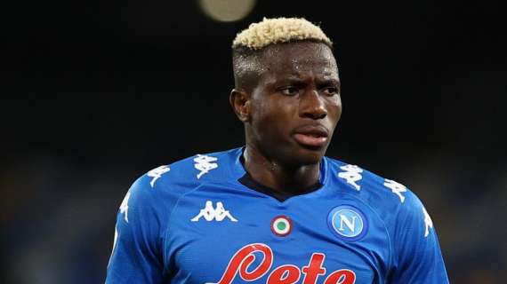 Nigeria, Osimhen esce in barella: infortunio al polso per l'attaccante del Napoli
