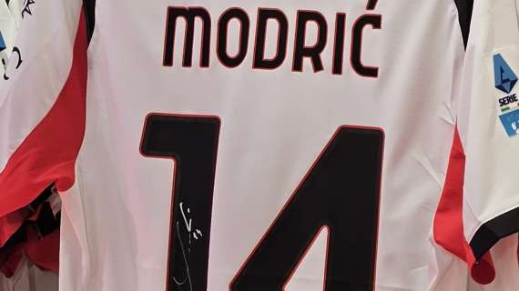 VIDEO MN - Modric firma le magliette numero 14 del Milan Store