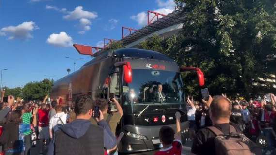 MN – Arrivato il bus del Milan a San Siro per l’ultima uscita stagionale dei rossoneri