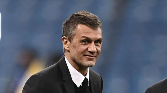 Paolo Maldini subissato di fischi dai tifosi del Napoli all'ingresso nel "Maradona"