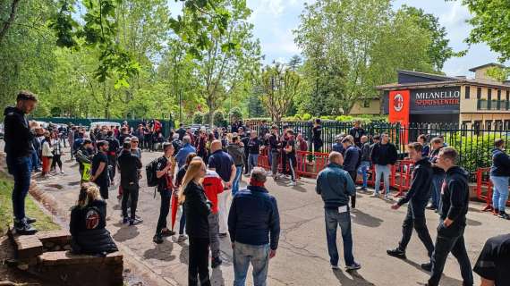 FOTO MN - Già tanti tifosi a Milanello in attesa della Curva Sud