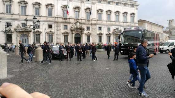 FOTO MN - Il pullman del Milan è arrivato in Quirinale per l'udienza con Mattarella: cori per Rino ed applausi per Gigio