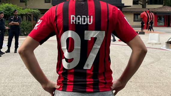 FOTO MN - Milanello, spunta un tifoso milanista con la maglia rossonera di...Radu