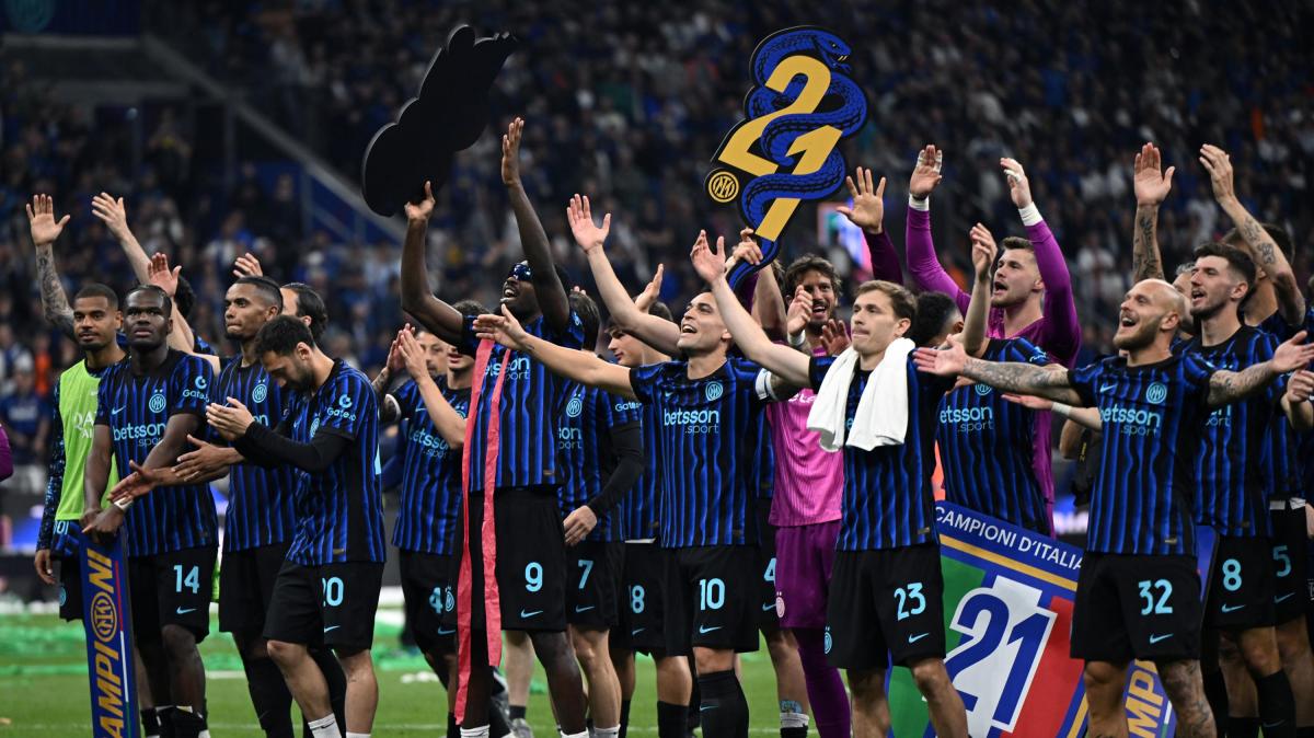 I tifosi dell'Inter festeggiano lo scudetto e "colorano" di nerazzurro anche il Milan Store di via Dante a Milano