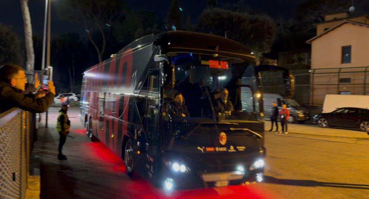 VIDEO MN - L'arrivo del Milan allo stadio Olimpico, tra poco la sfida contro la Lazio