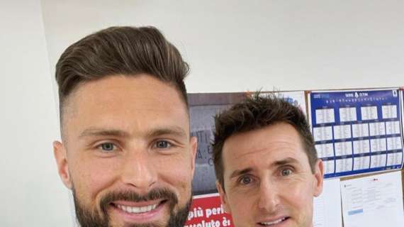 Giroud-Klose: selfie tra bomber e Campioni del Mondo a Milanello