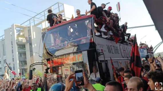 MN - Continua la festa, Pioli scatenato! Poi alza la coppa davanti ai tifosi rossoneri