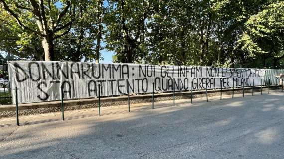 MN - Milanello, striscioni contro Donnarumma: "Infame!"