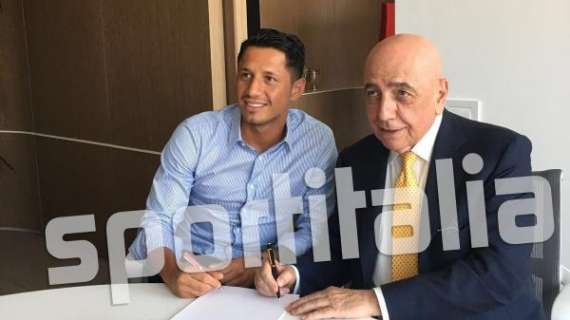 Foto Sportitalia - Ecco il momento della firma di Lapadula con il Milan