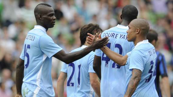 Balotelli regala tre punti pesantissimi al City