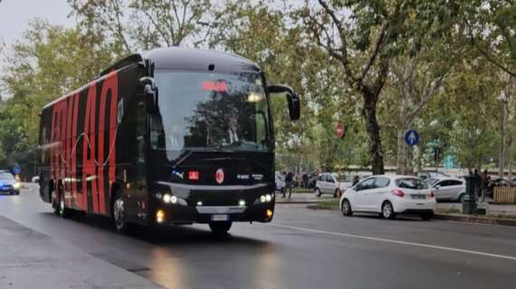 VIDEO - Il Milan è arrivato a San Siro. I tifosi sfidano la pioggia per salutare la squadra