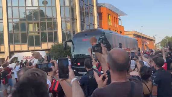 VIDEO MN - Il Milan è arrivato a San Siro: tanti tifosi ad accogliere la squadra