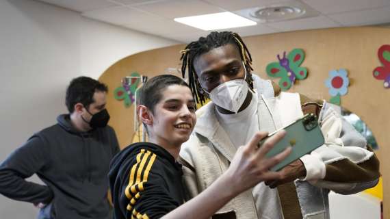 Rossoneri dal cuore d’oro: le visite di Leao e compagni all’Istituto dei Tumori e all’ospedale Buzzi