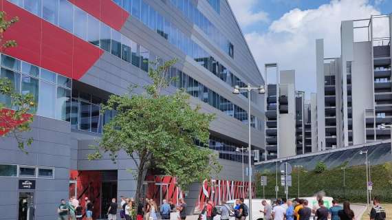FOTO MN - Lunga coda a Casa Milan per i biglietti di Milan-Cagliari