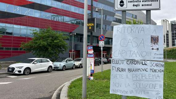 FOTO - Altri striscioni di protesta a Casa Milan: "Elliott, Cardinale, Scaroni, Furlani, Ibrahimovic, Moncada: siete il problema, non la soluzione!"