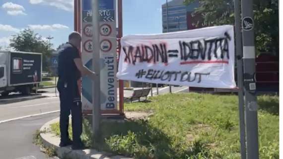 VIDEO MN - "Maldini=Identità" e "Fuori i mercanti dal tempio": la protesta di alcuni tifosi rossoneri a Casa Milan