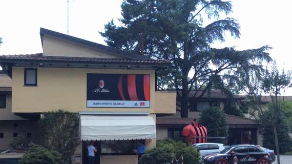 FOTO MN - La partenza della squadra rossonera da Milanello verso Roma