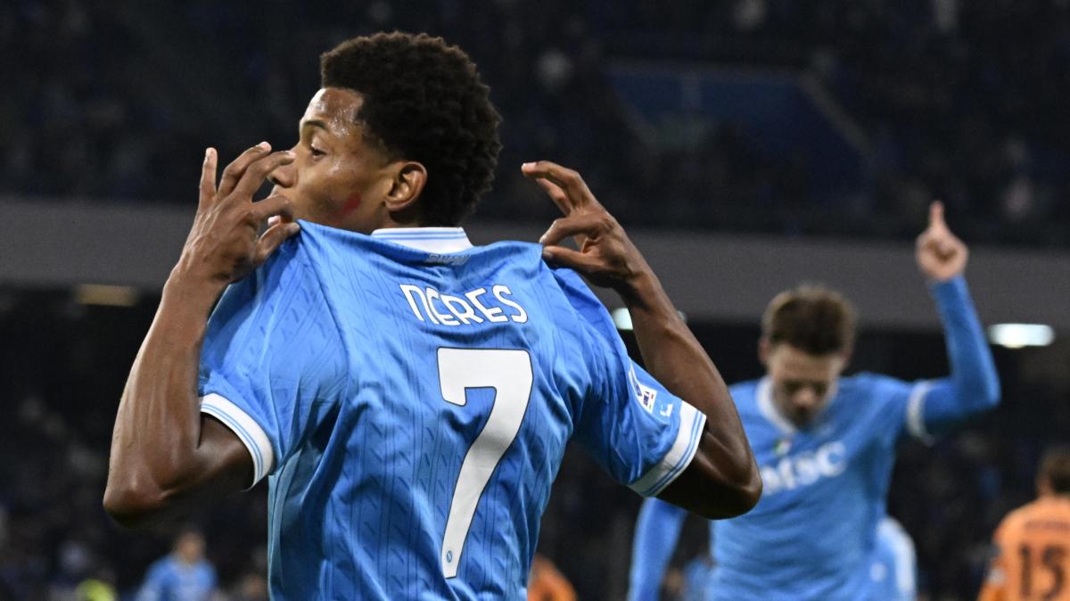 Il Napoli batte 3-1 l'Atalanta e torna in testa alla classifica di Serie A