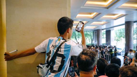 Lionel Messi a Pechino accolto dall'entusiasmo dei tifosi
