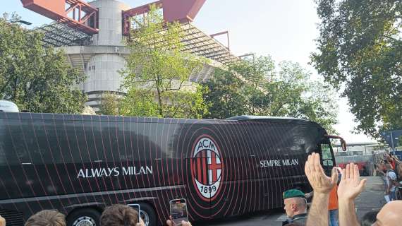 VIDEO MN - L'arrivo del Milan a San Siro per la sfida contro la Lazio