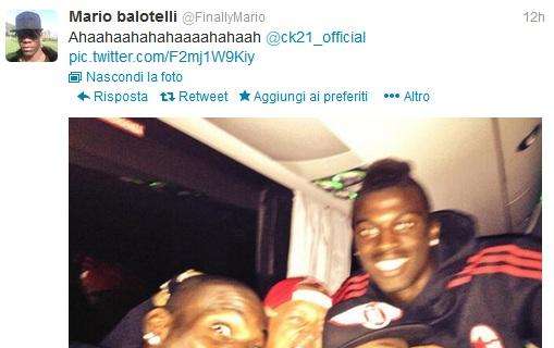 FOTO - La festa di Mario, Mexes, Constant e Niang sul pullman