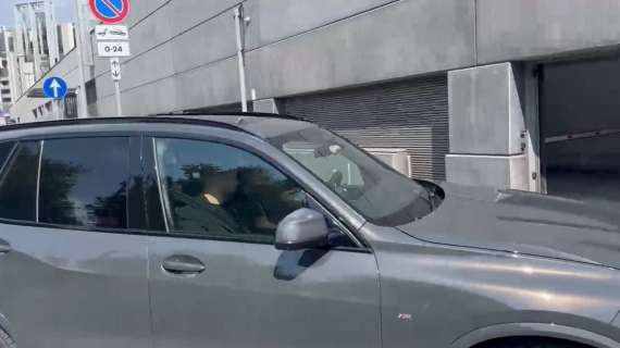 VIDEO MN - Ricci arrivato a casa Milan per la firma accompagnato da entourage e famiglia