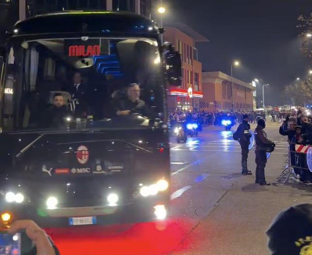 VIDEO MN - L'arrivo del pullman rossonero a San Siro!