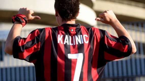 FOTO MN - A San Siro compaiono le prime maglie rossonere di Kalinic. Con il numero 7...