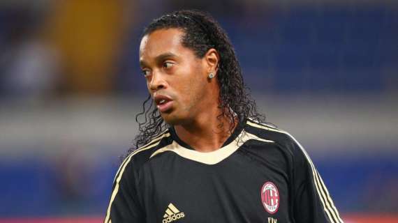 Mondiali, Ronaldinho protagonista prima della finale: suona le percussioni nella cerimonia di chiusura