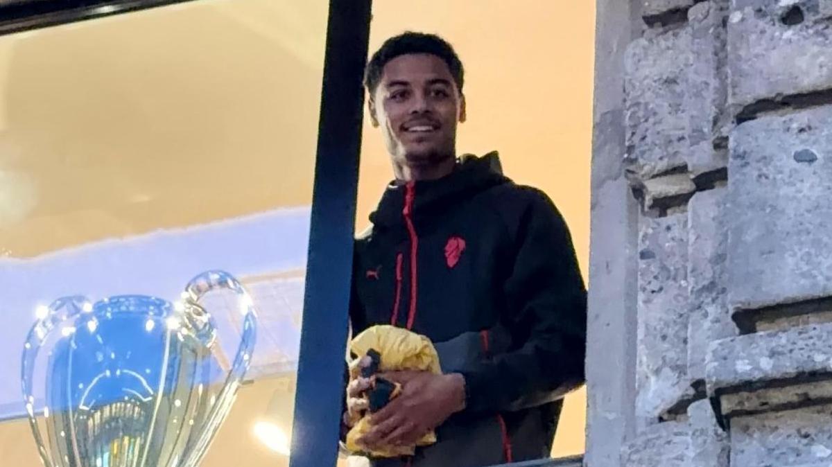 VIDEO MN - Centinaia di tifosi presenti per De Winter e Athekame in centro a Milano