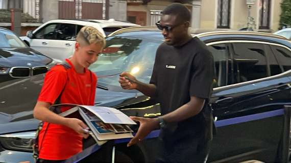 VIDEO MN - L'arrivo in hotel di Fofana: autografi e foto all'ingresso del Meliá di Milano