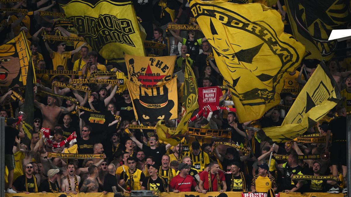 Il muro giallo del Borussia Dormtund protesta sulle limitazioni al tifo organizzato con una coreografia