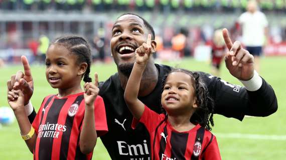 Milan-Atalanta, giocatori in campo con i figli al fischio finale: il video